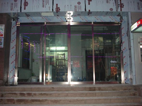 贺李村步行街利客来集团自动门完工
