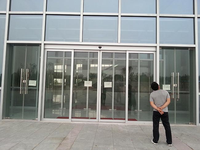 园博园山东馆地簧门，自动门工程完工
