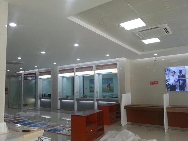 邮政银行城阳正阳路支行旋转门，自助银行，玻璃隔断完工