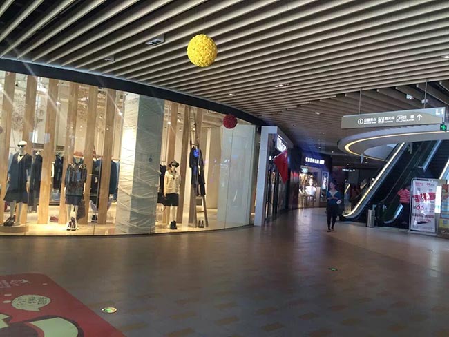 青岛市胶州宝龙广场3500平方15mm防火玻璃隔断、防火玻璃门全部完工