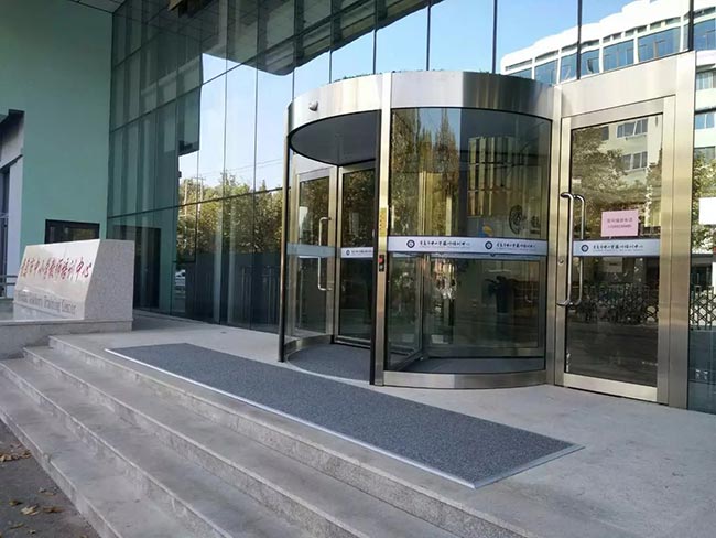 贺平度师范学校悦盛达豪华三翼自动旋转门完工