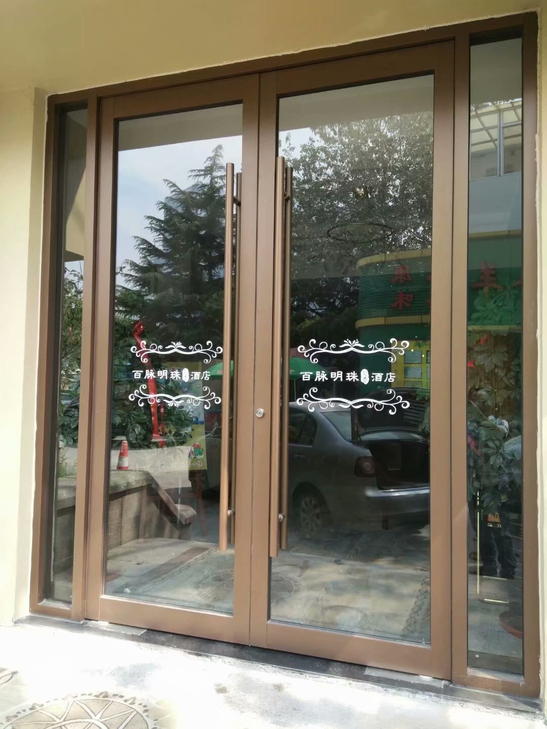 贺百脉明珠酒店地簧门完工