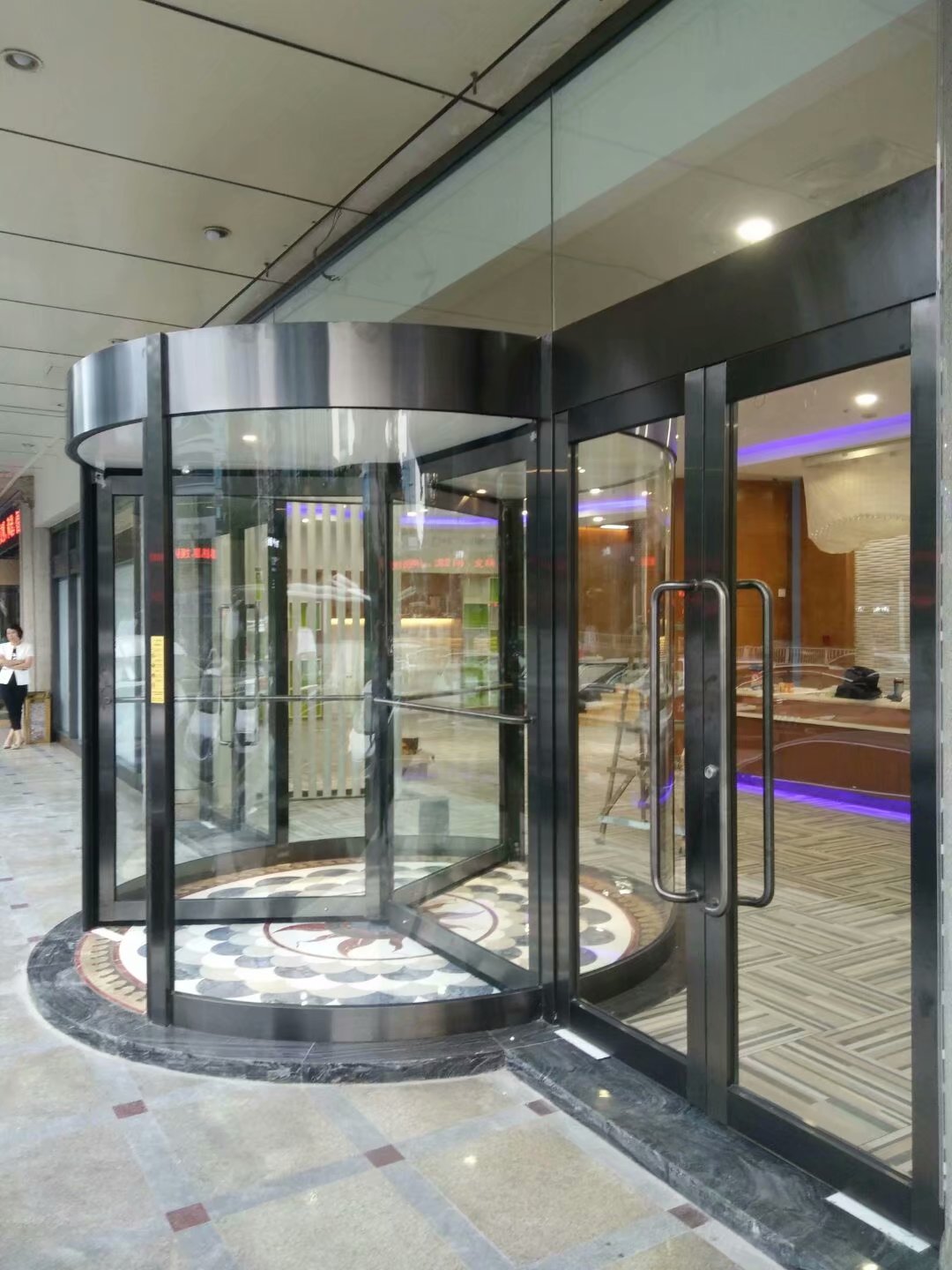 贺香港中路泳联汇悦盛达旋转门完工