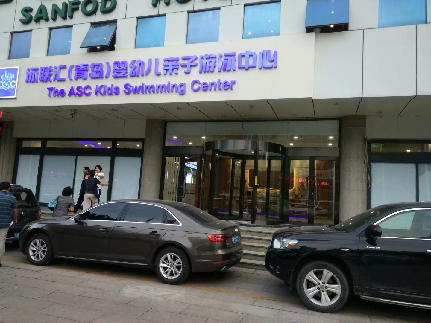 贺香港中路泳联汇悦盛达旋转门完工