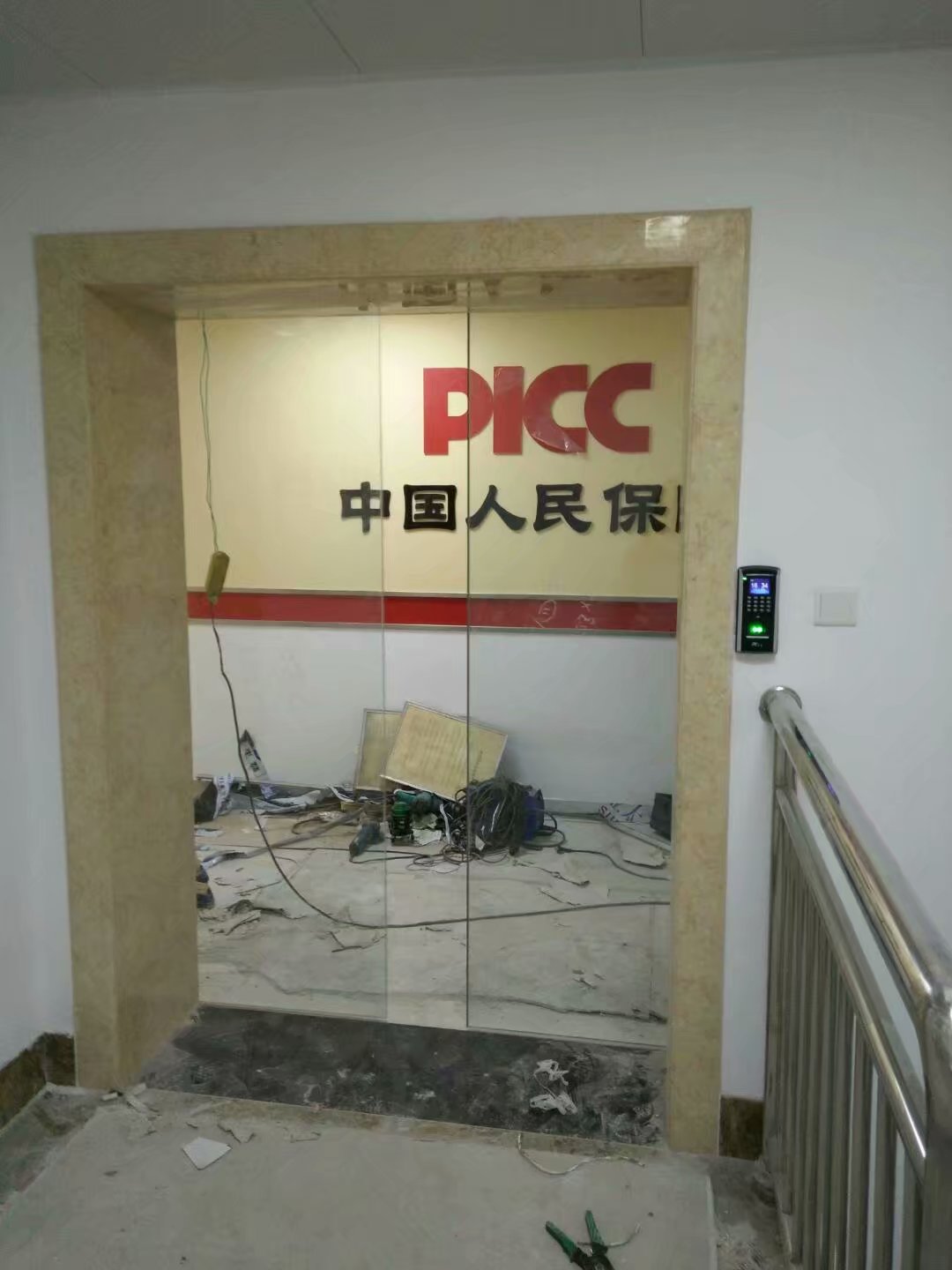 贺海泊桥保险公司指纹自动门完成