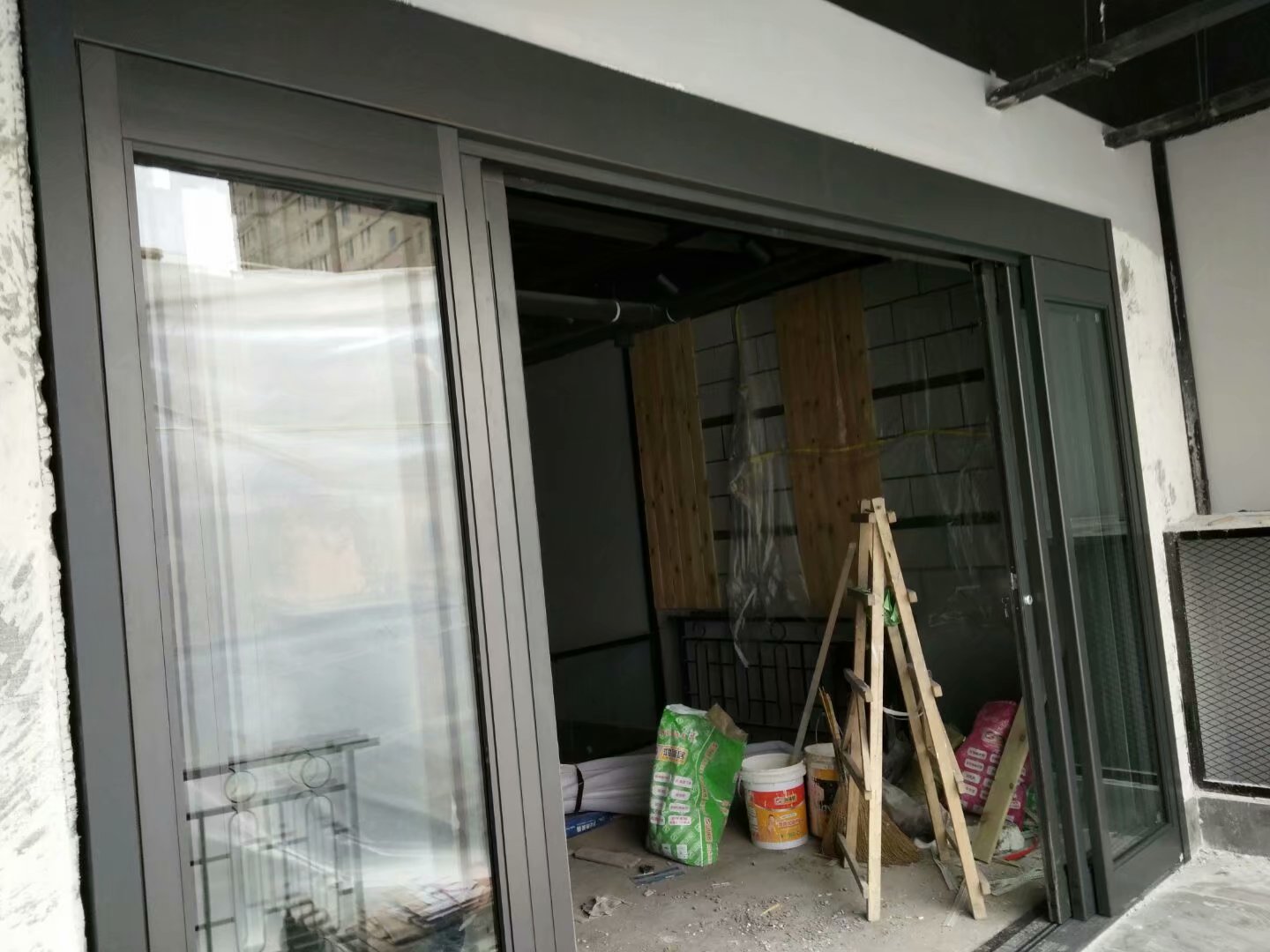 贺城阳咖啡店三重叠逃生门完成