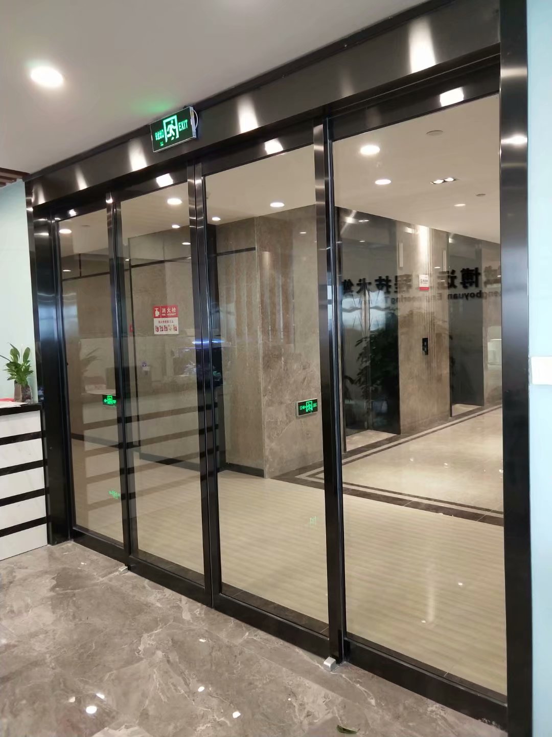贺卓越大厦38层设计公司多玛人脸识别自动门完工