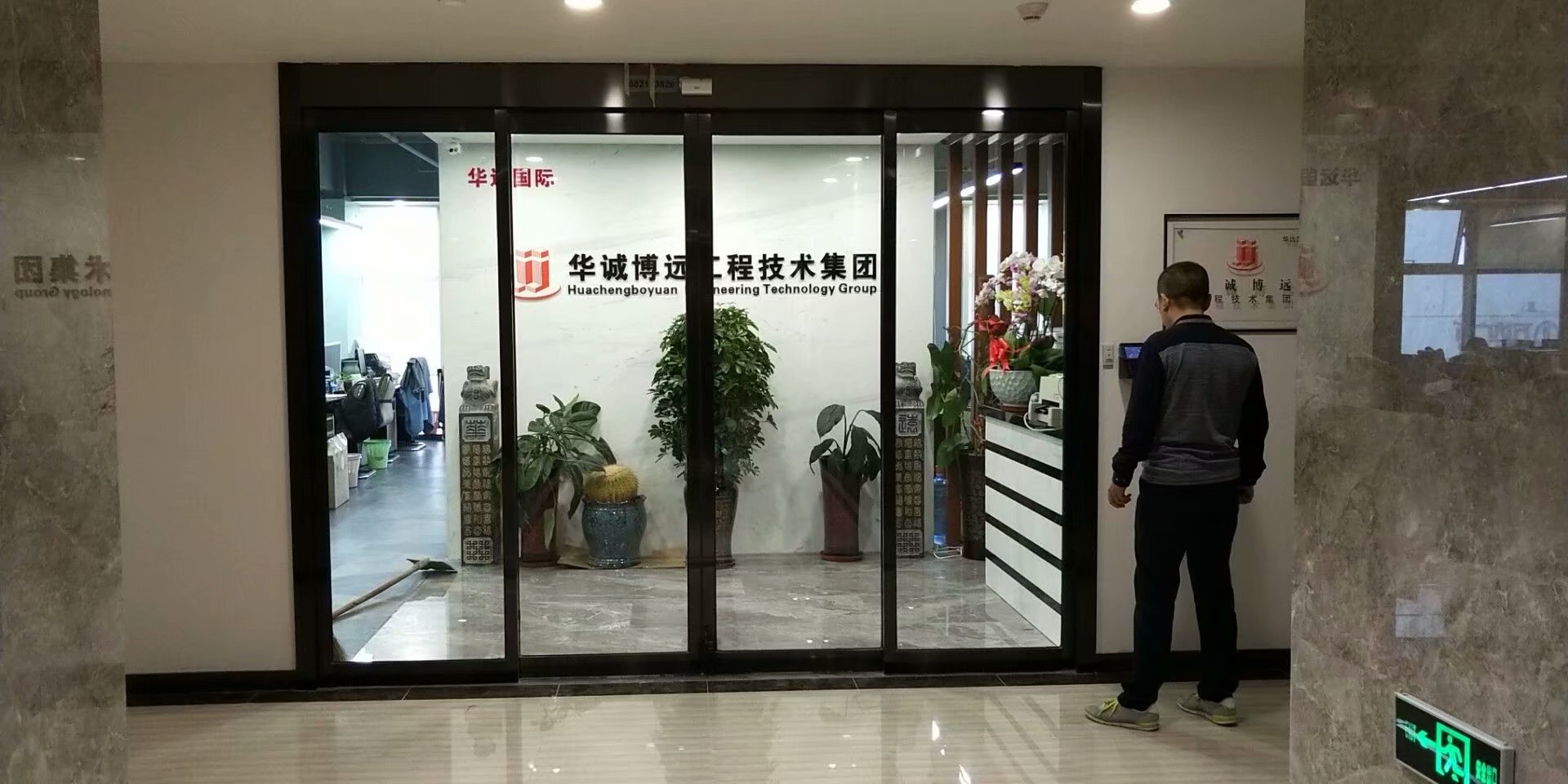 贺卓越大厦38层设计公司多玛人脸识别自动门完工