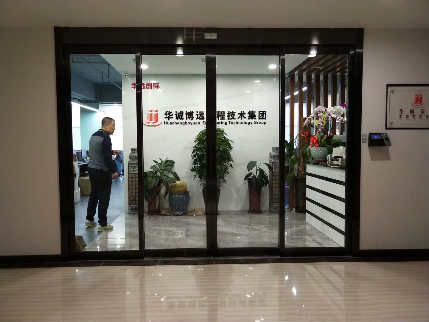 贺卓越大厦38层设计公司多玛人脸识别自动门完工