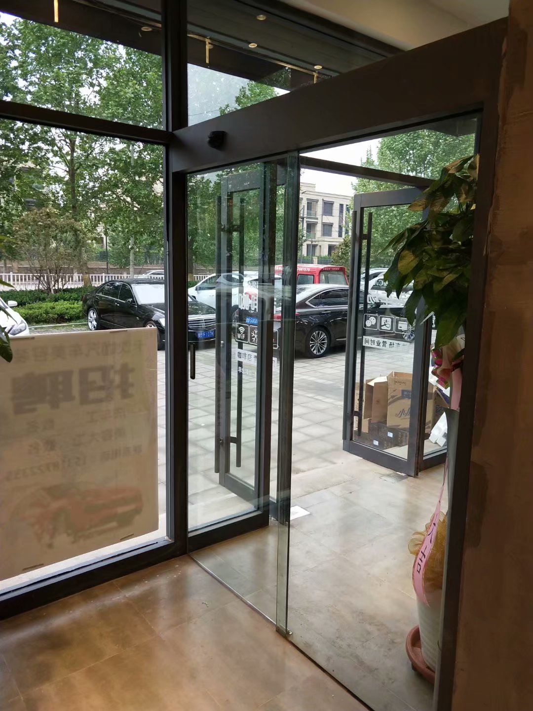 贺城阳卡饮店地簧门，自动门，不锈钢工程完工