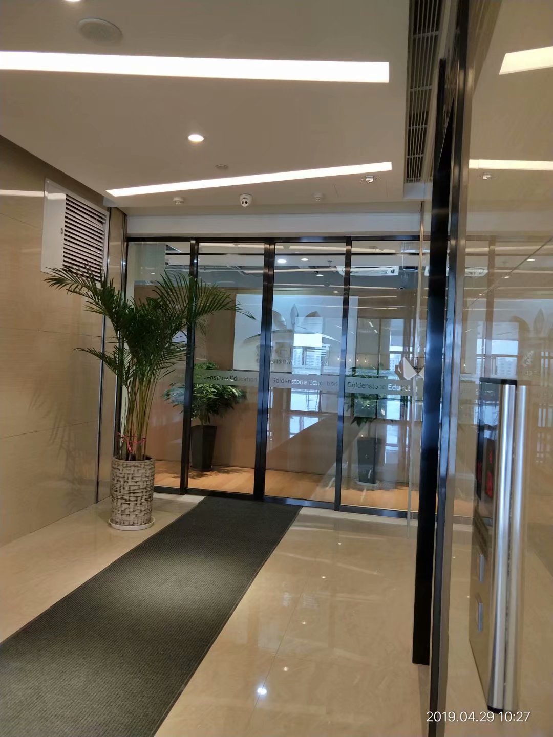国金中心金石教育瑞可达自动门完工