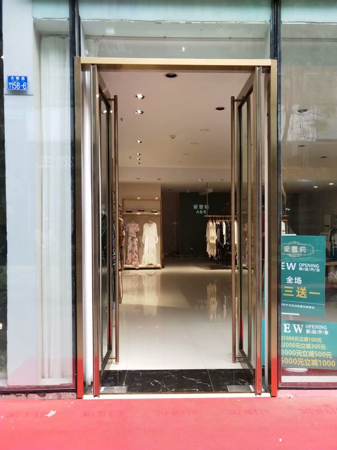乐客城服装专卖店悦盛达80系列地簧门完美交付使用