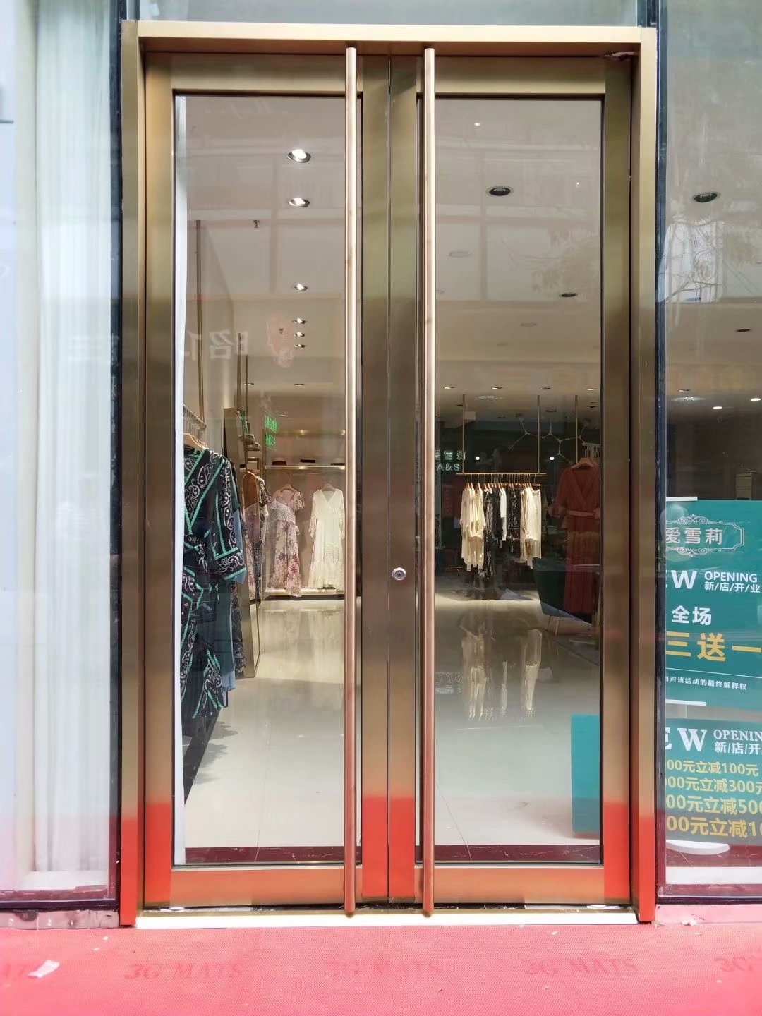 乐客城服装专卖店悦盛达80系列地簧门完美交付使用