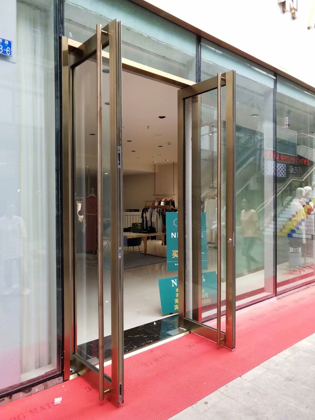 乐客城服装专卖店悦盛达80系列地簧门完美交付使用