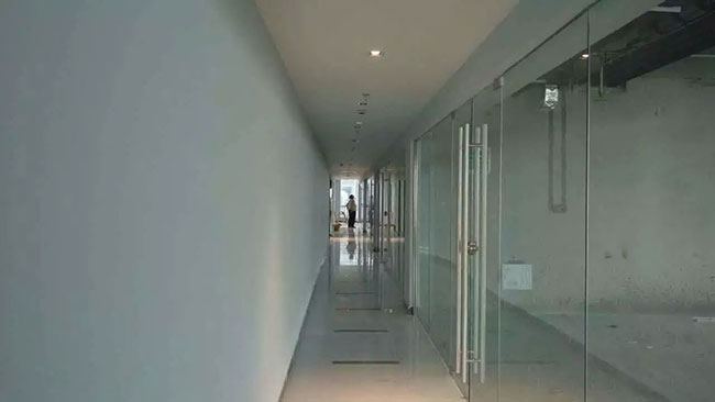 刷卡玻璃地簧门